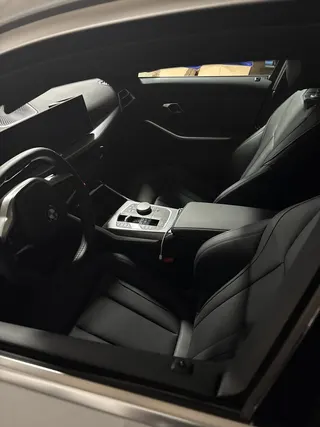 2025 BMW 330i photo 5 of 5