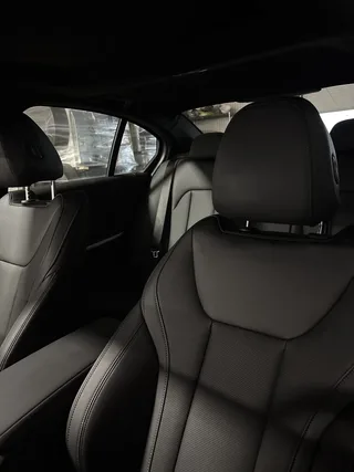 2025 BMW 330i photo 4 of 5