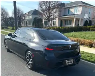 2025 BMW 740i xDrive photo 4 of 6