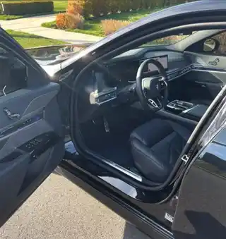 2025 BMW 740i xDrive photo 5 of 6