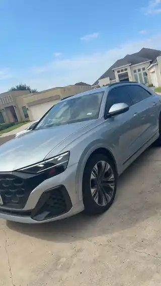 2025 AUDI Q8 photo 3 of 4