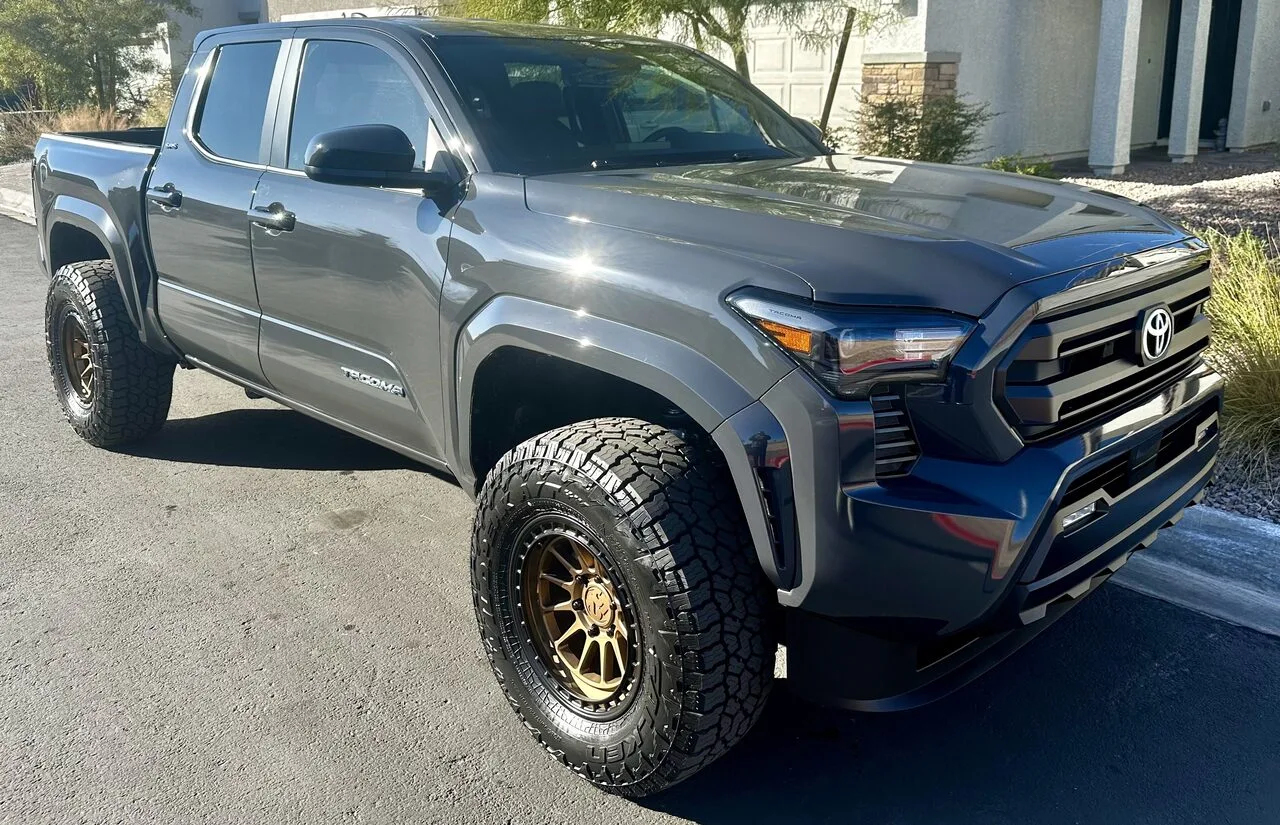 2025 TOYOTA Tacoma SR5