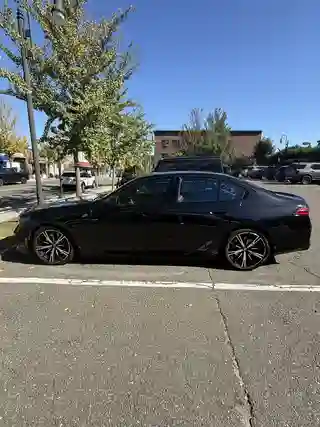 2025 BMW 540i photo 4 of 9
