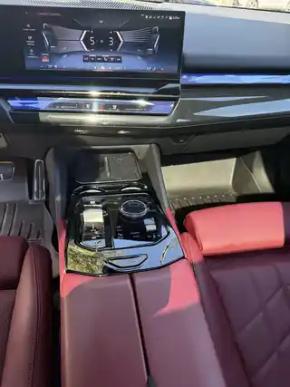 2025 BMW 540i photo 8 of 9